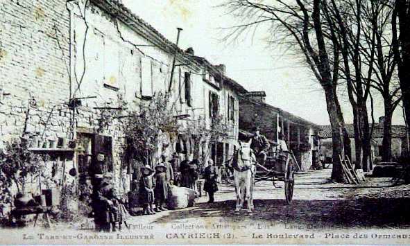 Au premier plan, la boutique de Marthe DEJEAN, Couturi�re et Buraliste. Il me reste en m�moire, l'odeur du tabac, m�lang� aux senteurs des tissus.