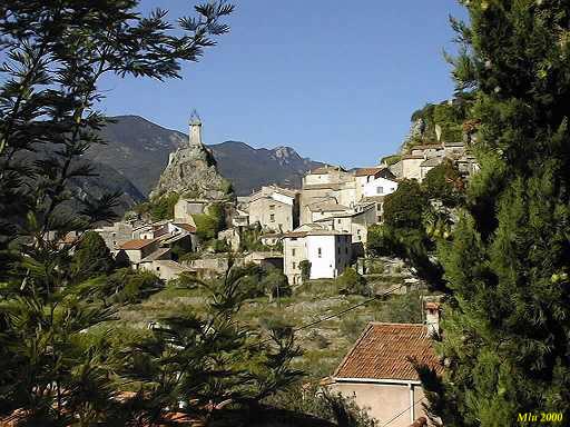 Vue de Sigale en venant de Roquesteron. Photo MLu en Août 2000